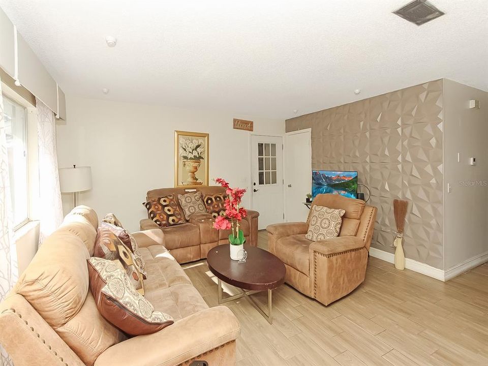 For Sale: $275,000 (3 beds, 2 baths, 1075 Square Feet)