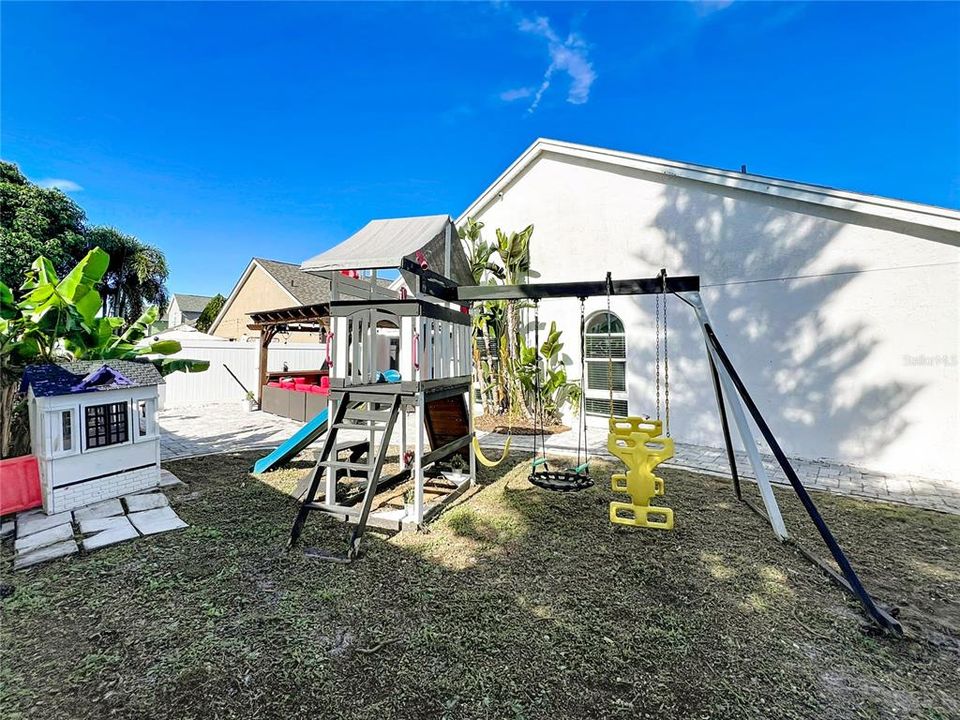 Active With Contract: $435,000 (3 beds, 2 baths, 1562 Square Feet)