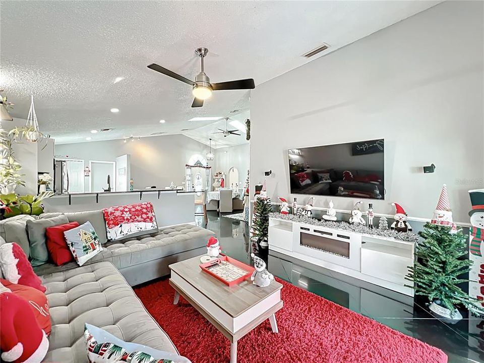 Active With Contract: $435,000 (3 beds, 2 baths, 1562 Square Feet)