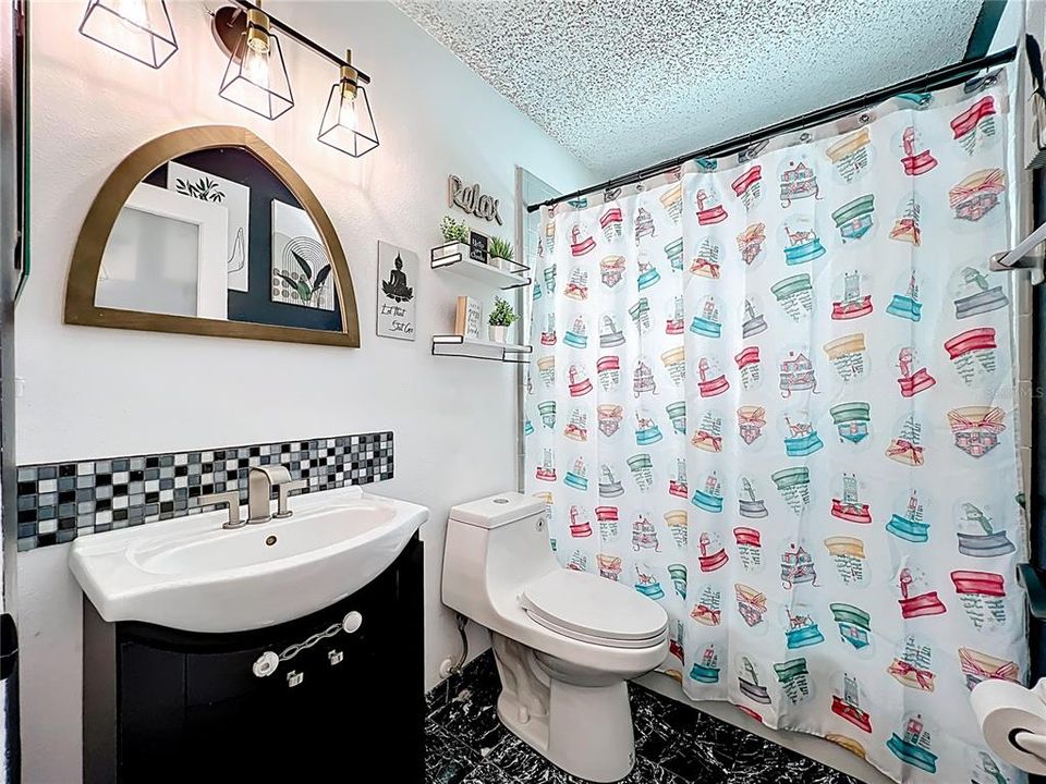 Active With Contract: $435,000 (3 beds, 2 baths, 1562 Square Feet)