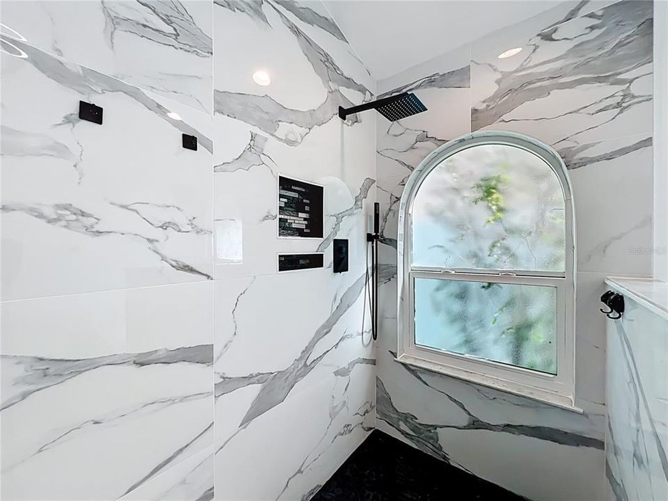 Active With Contract: $435,000 (3 beds, 2 baths, 1562 Square Feet)