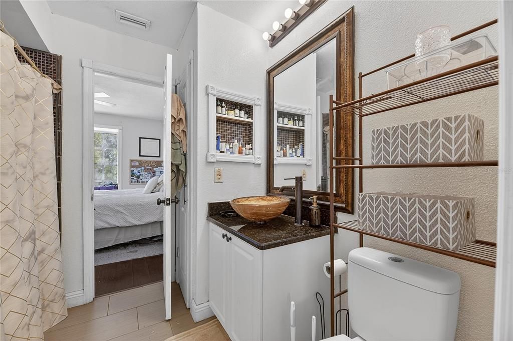 For Sale: $195,000 (2 beds, 1 baths, 896 Square Feet)