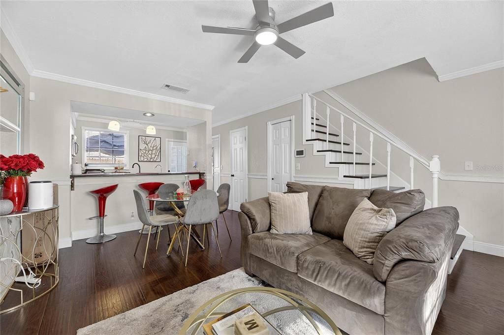 For Sale: $195,000 (2 beds, 1 baths, 896 Square Feet)