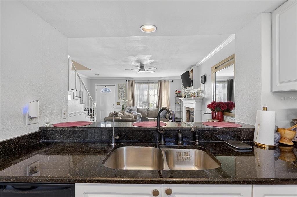 For Sale: $195,000 (2 beds, 1 baths, 896 Square Feet)