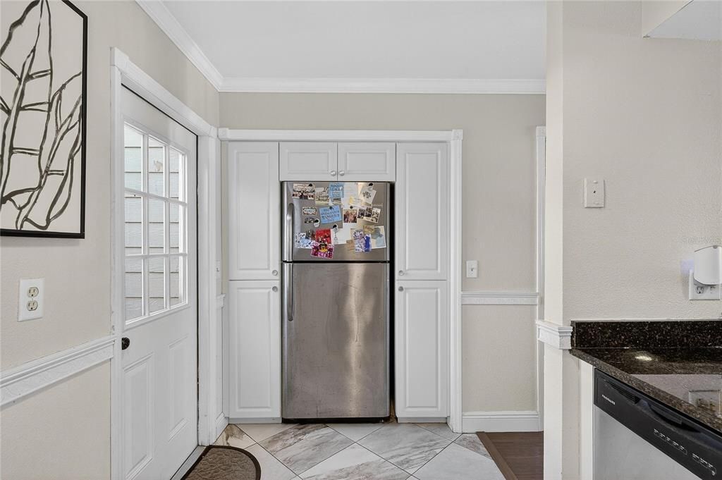 For Sale: $195,000 (2 beds, 1 baths, 896 Square Feet)