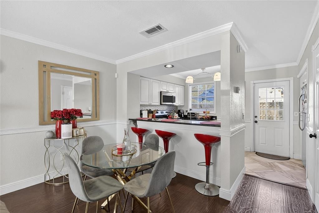 For Sale: $195,000 (2 beds, 1 baths, 896 Square Feet)