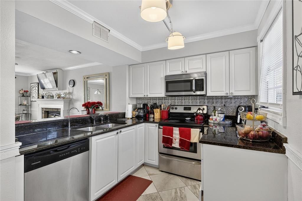 For Sale: $195,000 (2 beds, 1 baths, 896 Square Feet)