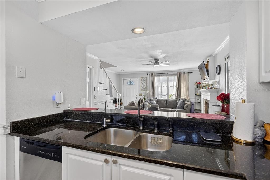 For Sale: $195,000 (2 beds, 1 baths, 896 Square Feet)