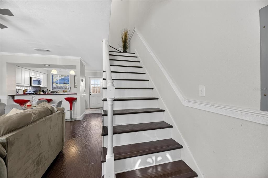 For Sale: $195,000 (2 beds, 1 baths, 896 Square Feet)