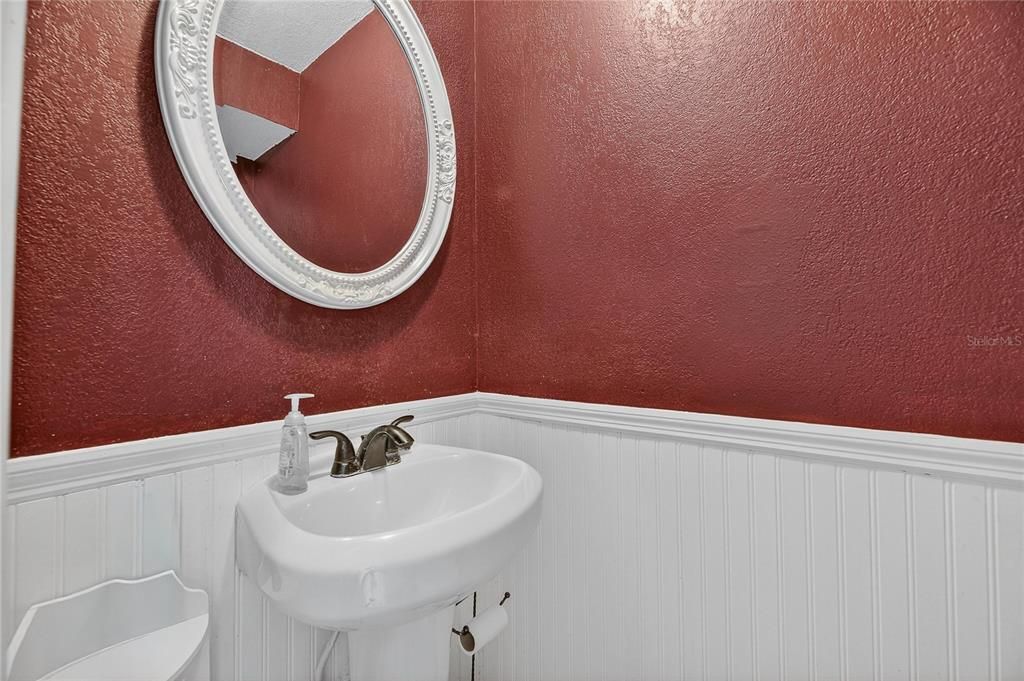 For Sale: $195,000 (2 beds, 1 baths, 896 Square Feet)