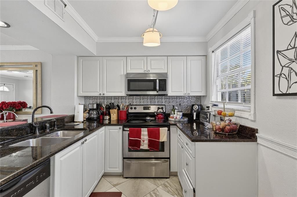 For Sale: $195,000 (2 beds, 1 baths, 896 Square Feet)