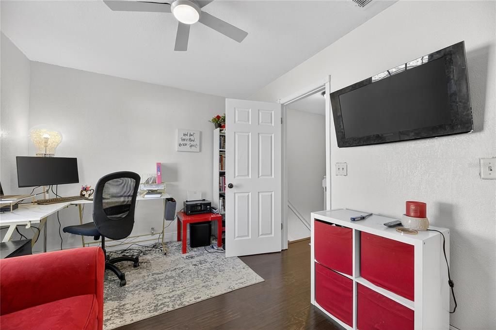 For Sale: $195,000 (2 beds, 1 baths, 896 Square Feet)