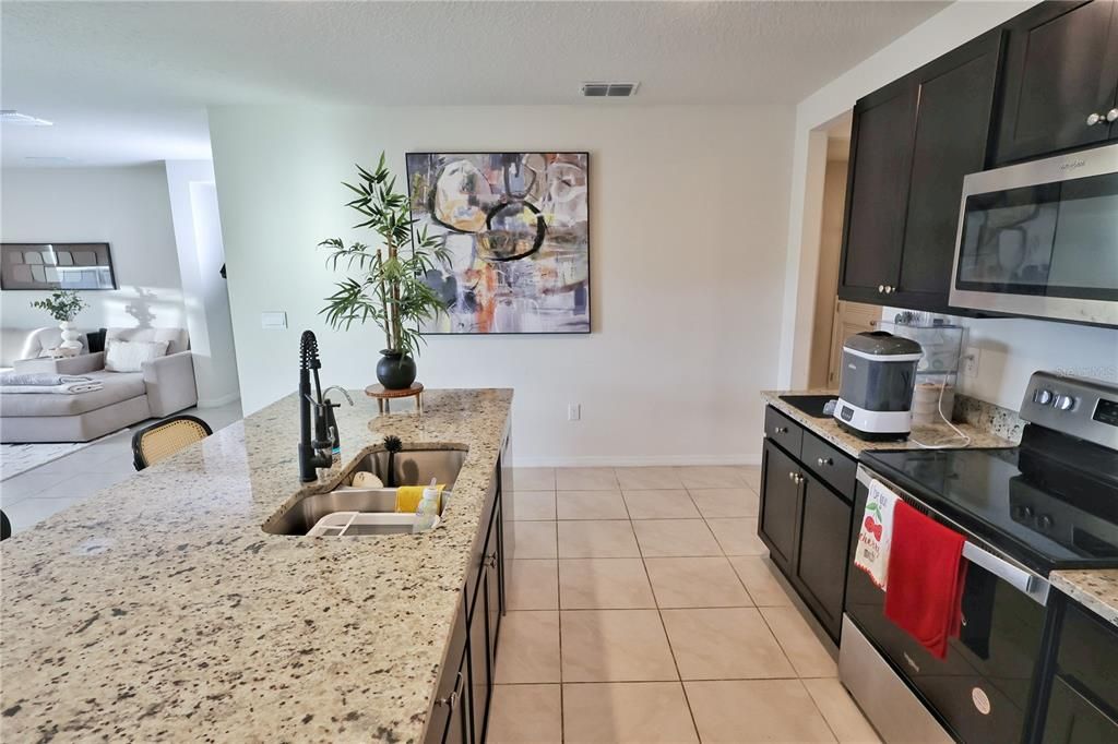 На продажу: $379,900 (4 спален, 2 ванн, 1867 Квадратных фут)