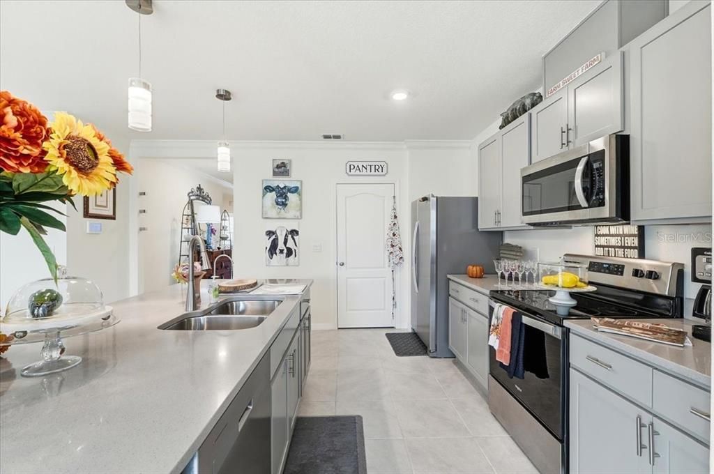 For Sale: $330,000 (3 beds, 2 baths, 1697 Square Feet)