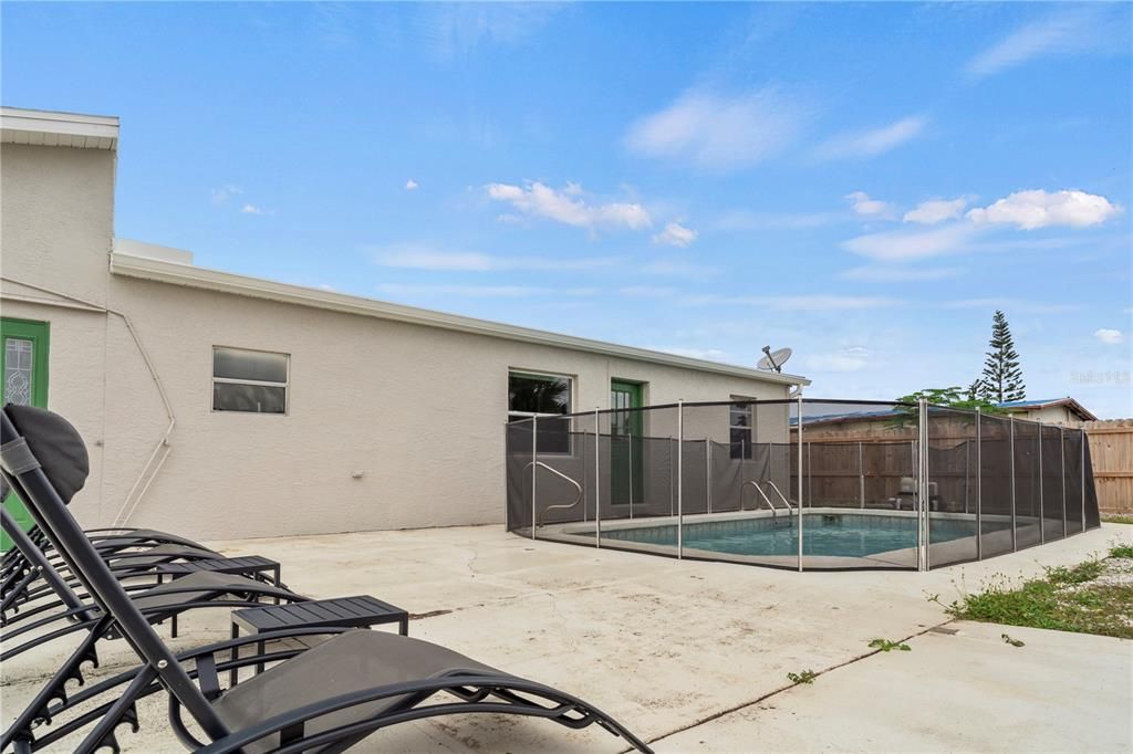 For Sale: $299,000 (4 beds, 2 baths, 1400 Square Feet)