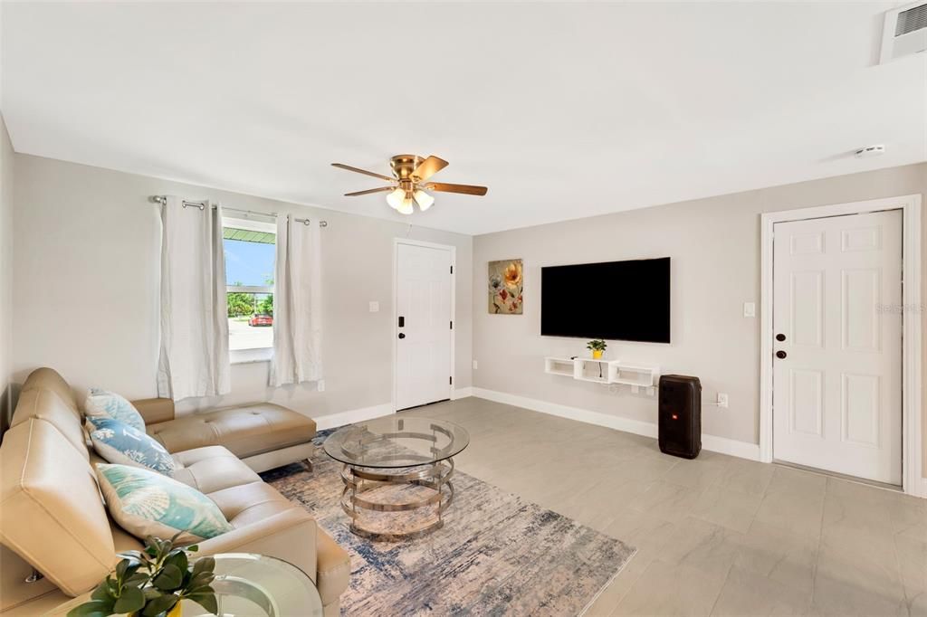 For Sale: $399,000 (3 beds, 2 baths, 1095 Square Feet)