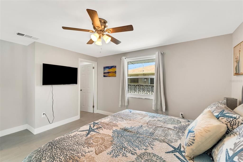 For Sale: $399,000 (3 beds, 2 baths, 1095 Square Feet)