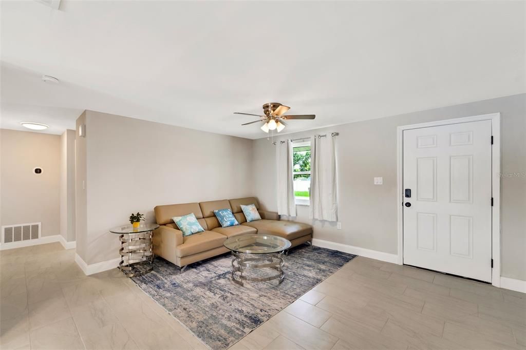 For Sale: $399,000 (3 beds, 2 baths, 1095 Square Feet)