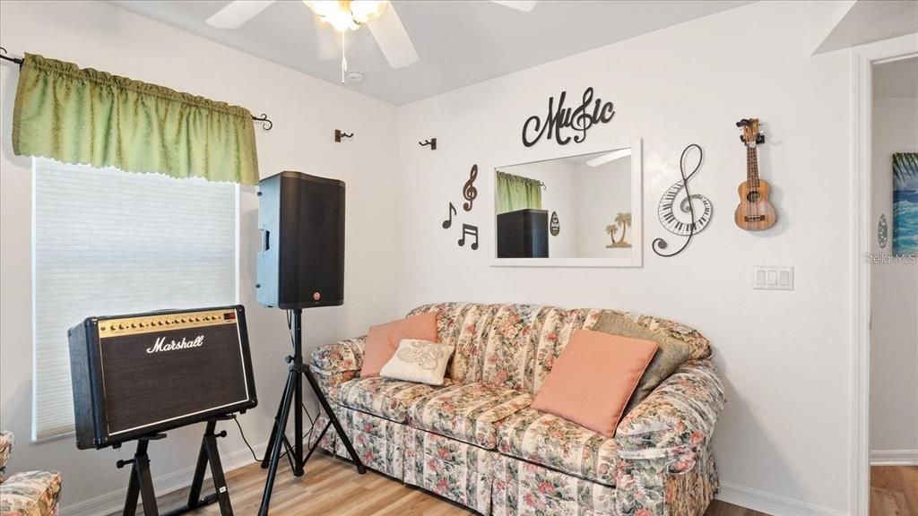 For Sale: $235,000 (3 beds, 2 baths, 1348 Square Feet)