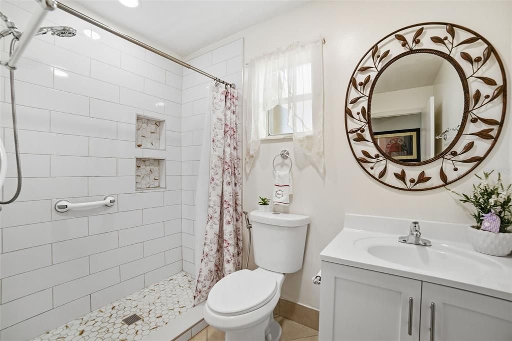 На продажу: $499,999 (4 спален, 2 ванн, 1651 Квадратных фут)