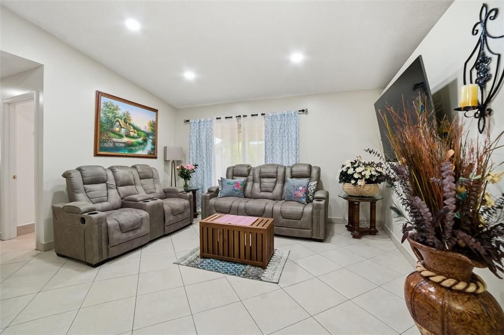 На продажу: $499,999 (4 спален, 2 ванн, 1651 Квадратных фут)