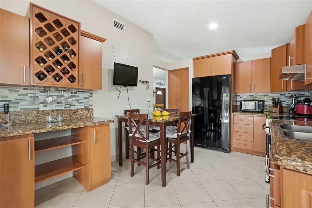 На продажу: $499,999 (4 спален, 2 ванн, 1651 Квадратных фут)