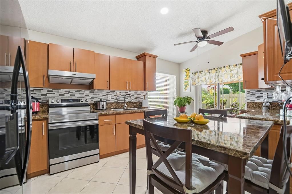 На продажу: $499,999 (4 спален, 2 ванн, 1651 Квадратных фут)