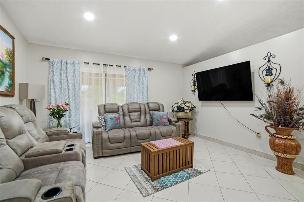 На продажу: $499,999 (4 спален, 2 ванн, 1651 Квадратных фут)