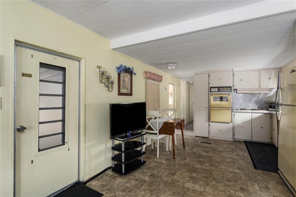 待售: $79,000 (1 贝兹, 1 浴室, 576 平方英尺)