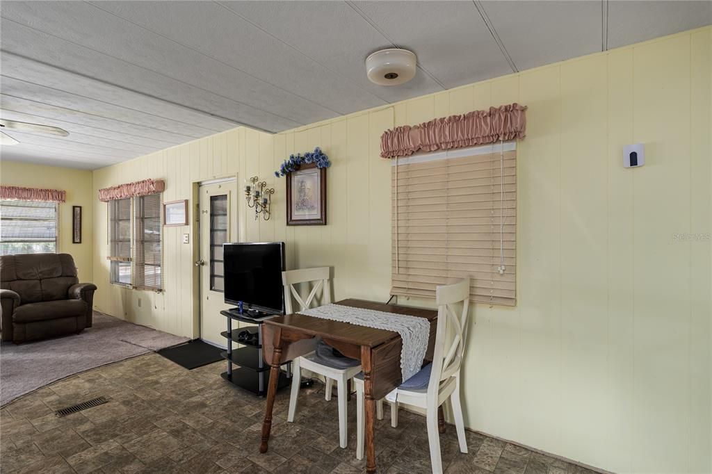 待售: $79,000 (1 贝兹, 1 浴室, 576 平方英尺)