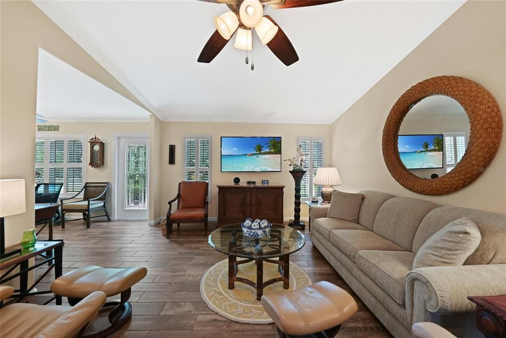 For Sale: $279,000 (2 beds, 2 baths, 1389 Square Feet)