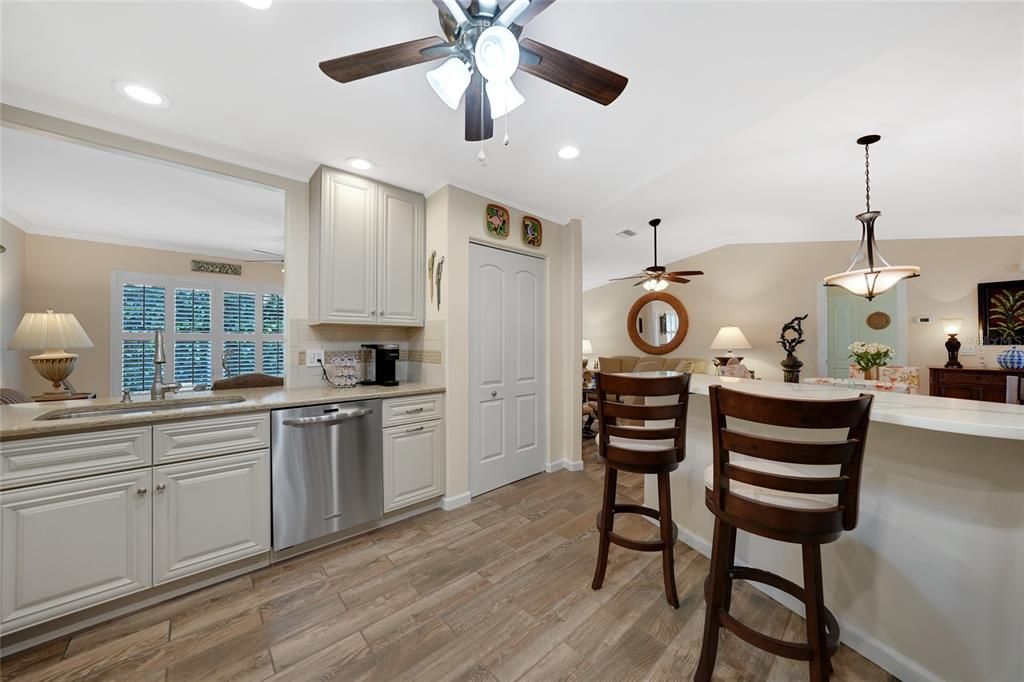 For Sale: $279,000 (2 beds, 2 baths, 1389 Square Feet)