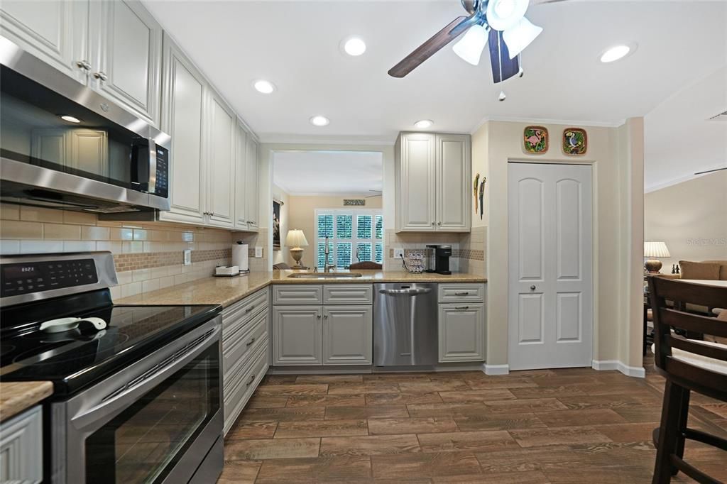 For Sale: $279,000 (2 beds, 2 baths, 1389 Square Feet)