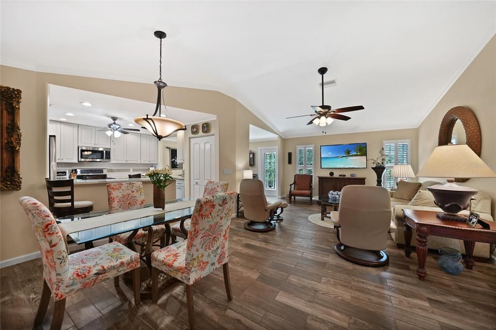 For Sale: $279,000 (2 beds, 2 baths, 1389 Square Feet)