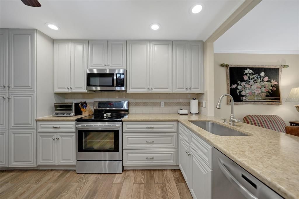 For Sale: $279,000 (2 beds, 2 baths, 1389 Square Feet)