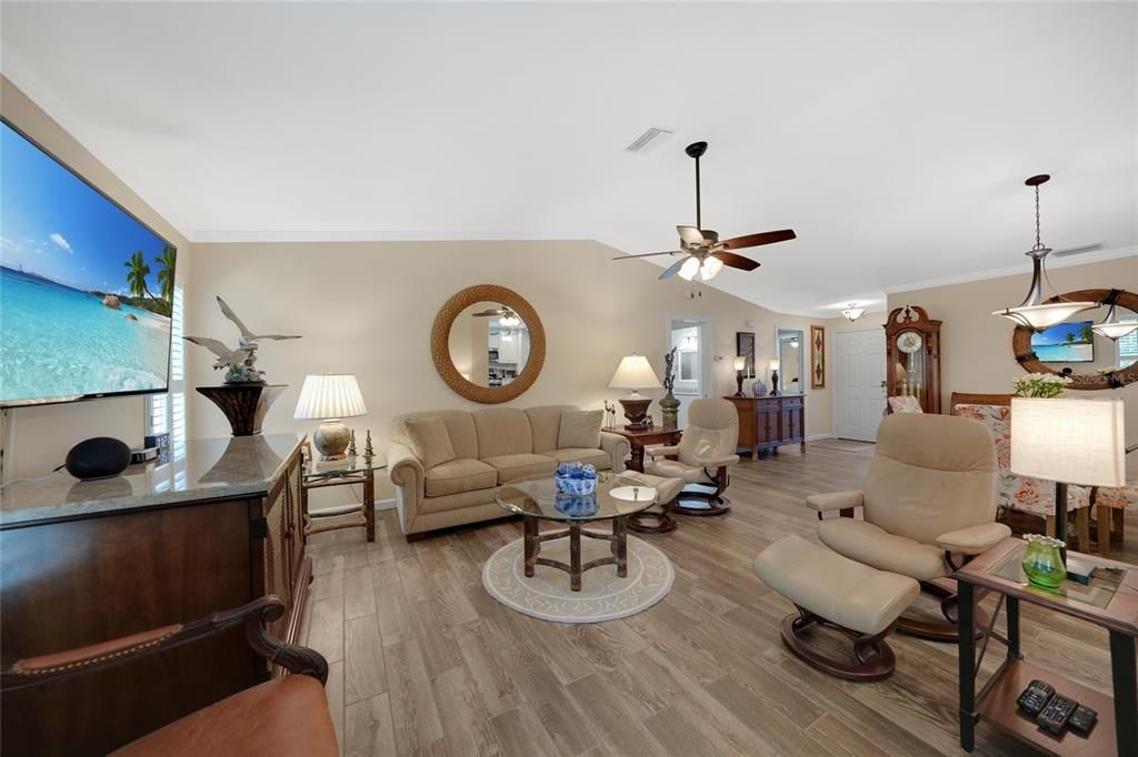 For Sale: $279,000 (2 beds, 2 baths, 1389 Square Feet)