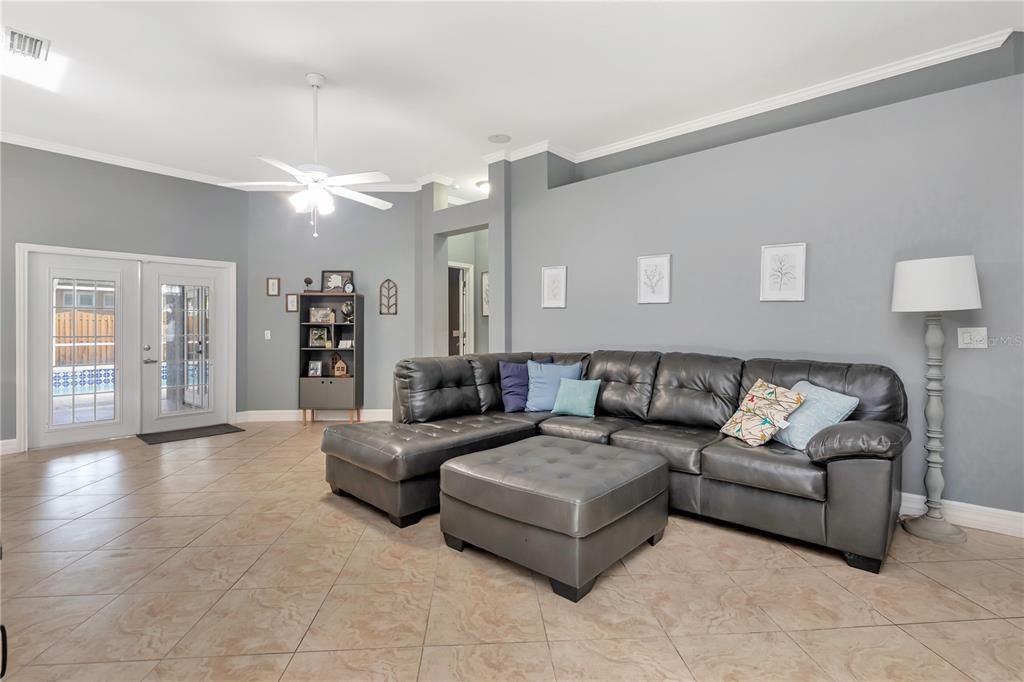 En Venta: $425,000 (4 camas, 2 baños, 1792 Pies cuadrados)