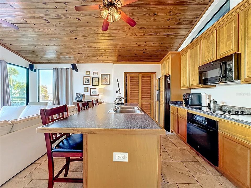 For Sale: $440,000 (2 beds, 2 baths, 768 Square Feet)