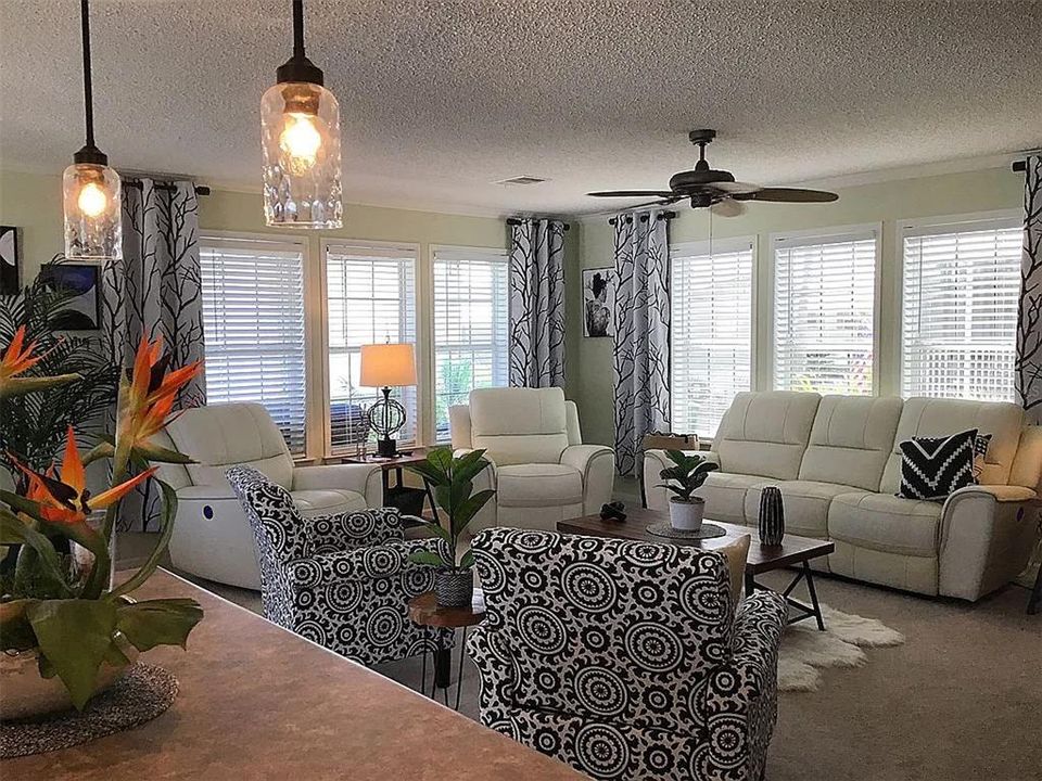 For Sale: $269,000 (2 beds, 2 baths, 1296 Square Feet)