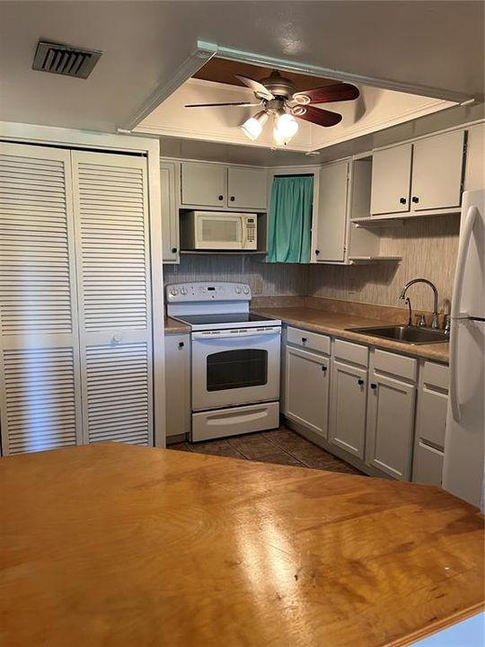 待售: $110,000 (1 贝兹, 1 浴室, 764 平方英尺)