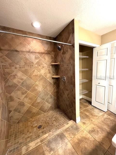 En Venta: $560,000 (4 camas, 2 baños, 2616 Pies cuadrados)