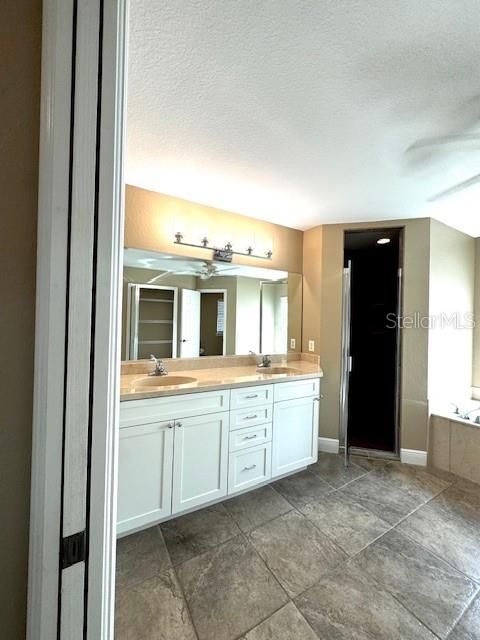 En Venta: $560,000 (4 camas, 2 baños, 2616 Pies cuadrados)