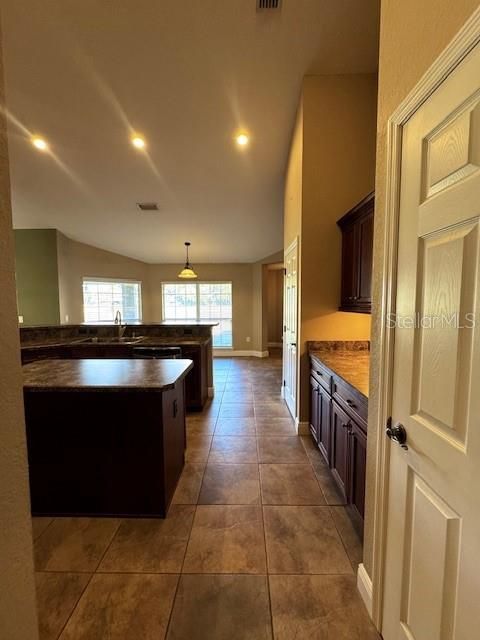 En Venta: $560,000 (4 camas, 2 baños, 2616 Pies cuadrados)