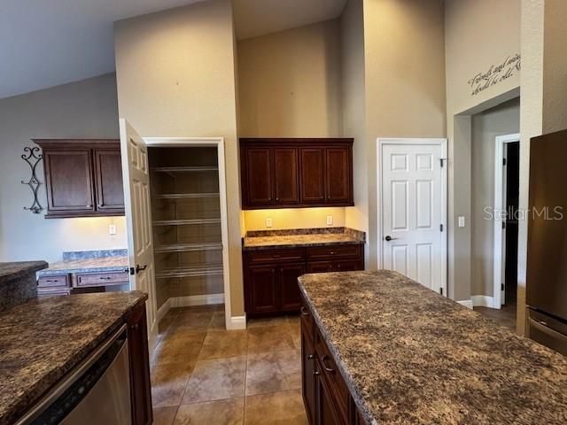 En Venta: $560,000 (4 camas, 2 baños, 2616 Pies cuadrados)