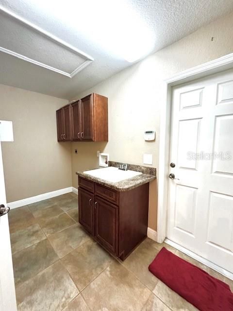 En Venta: $560,000 (4 camas, 2 baños, 2616 Pies cuadrados)