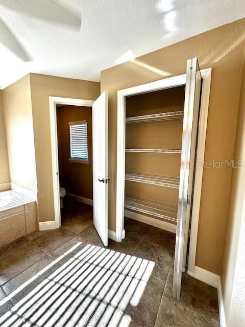 En Venta: $560,000 (4 camas, 2 baños, 2616 Pies cuadrados)