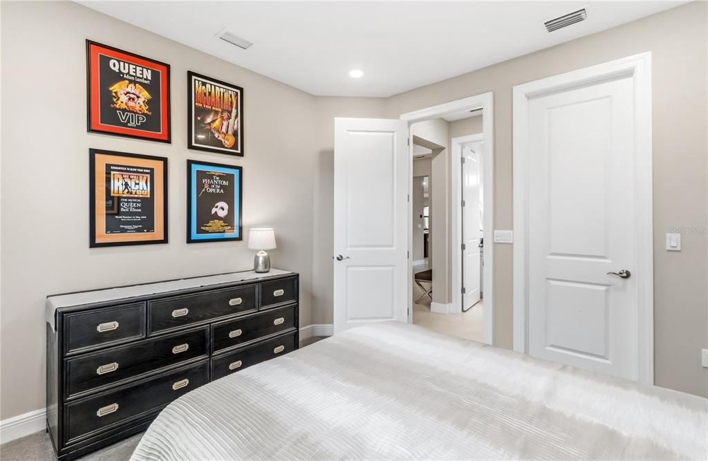 For Sale: $889,000 (3 beds, 3 baths, 2318 Square Feet)