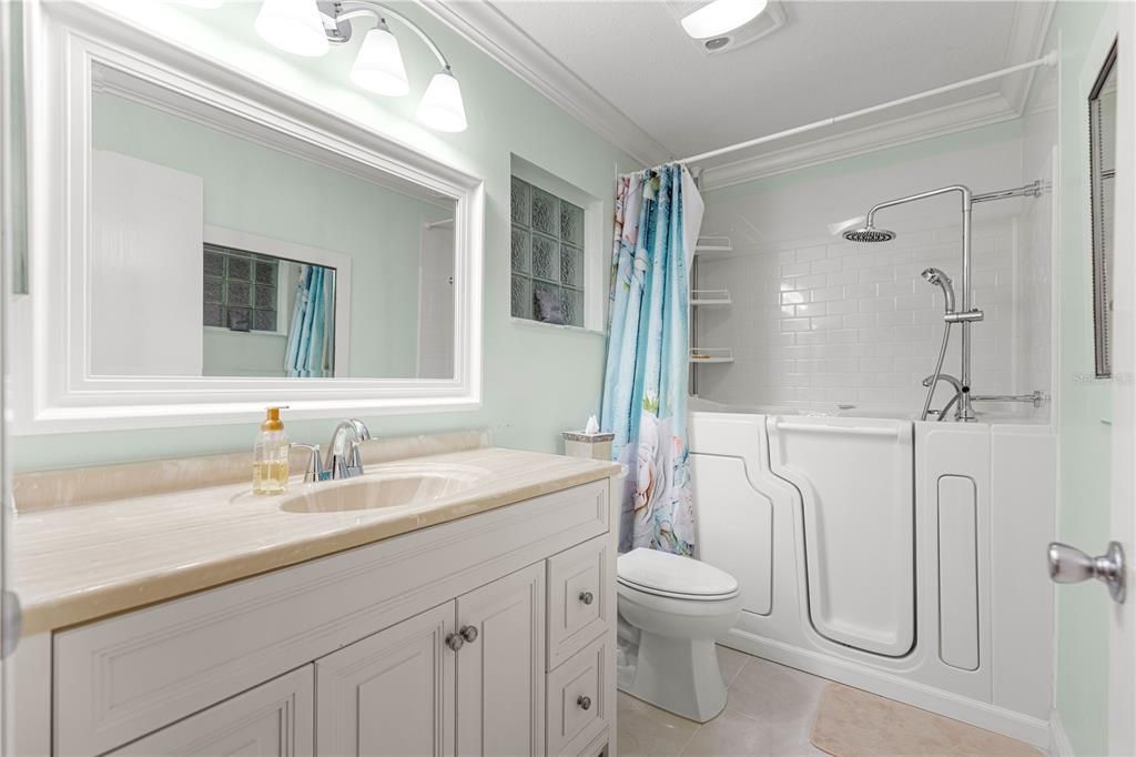 待售: $249,000 (2 贝兹, 2 浴室, 1688 平方英尺)