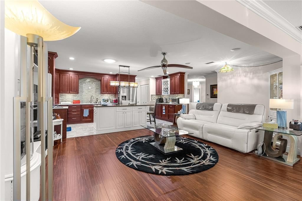 待售: $249,000 (2 贝兹, 2 浴室, 1688 平方英尺)