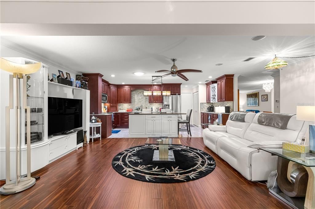 待售: $249,000 (2 贝兹, 2 浴室, 1688 平方英尺)